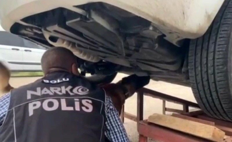 Bolu’da emniyet ve jandarma ekiplerince belirlenen adreslere düzenlenen operasyonlarda kokain,