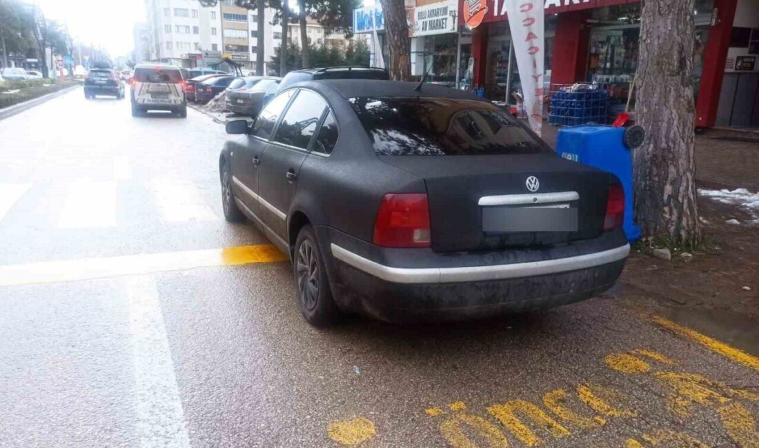 Bolu’da yaya geçidi ve kaldırımları işgal eden sürücülere müdahale eden