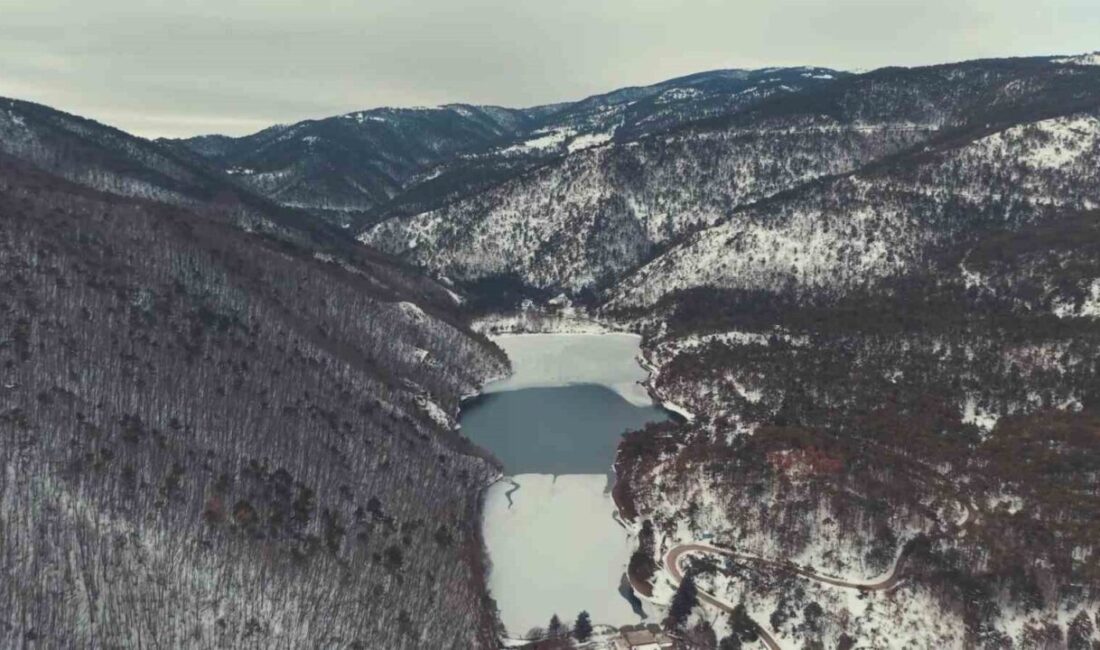 Amasya’da bulunan Boraboy Gölü’nün yüzeyi soğuk havanın etkisiyle buz tuttu.