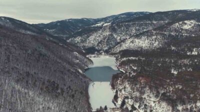 Amasya’da bulunan Boraboy Gölü’nün yüzeyi soğuk havanın etkisiyle buz tuttu.