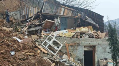 Artvin’in Borçka ilçesinde kar yağışının ardından yaşanan toprak kayması, maddi