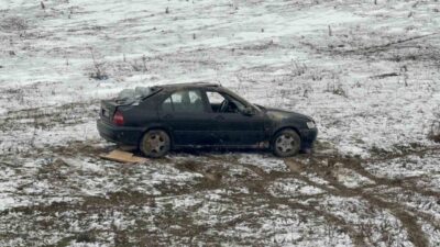 Karabük’te kontrolden çıkan otomobilin boş araziye uçarak takla attığı kazada