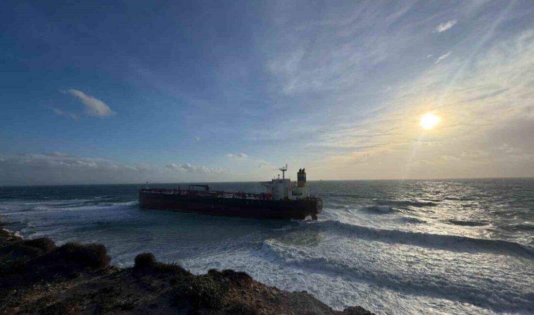 Çanakkale’nin Bozcaada ilçesi açıklarında lodos fırtınası nedeniyle karaya oturan Umman