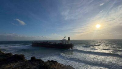 Çanakkale’nin Bozcaada ilçesi açıklarında lodos fırtınası nedeniyle karaya oturan Umman