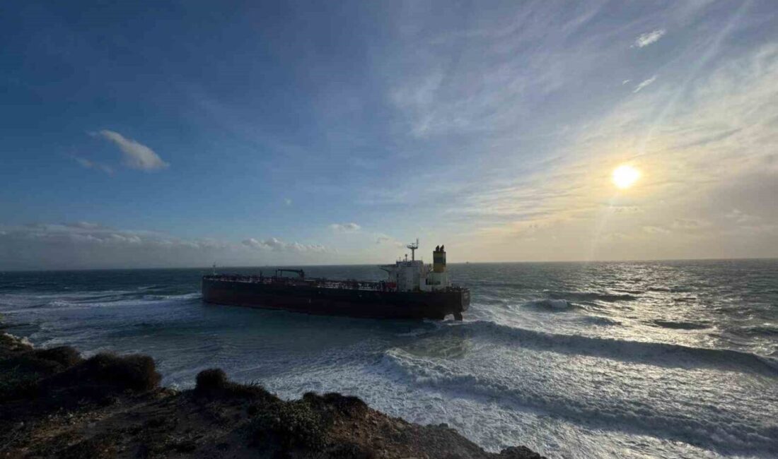 Çanakkale’nin Bozcaada ilçesi açıklarında lodos fırtınası nedeniyle karaya oturan boş