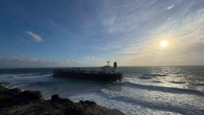 Çanakkale’nin Bozcaada ilçesi açıklarında lodos fırtınası nedeniyle karaya oturan boş
