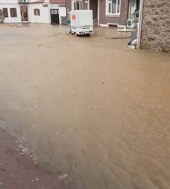 Çanakkale’nin Kuzey Ege Denizi’ndeki Bozcaada ilçesinde sağanak yağış nedeniyle cadde