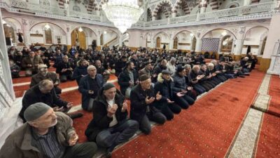 Konya’nın Kulu ve Bozkır ilçelerinde Miraç Kandili dolayısıyla camiler doldu.