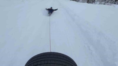 Rize’de yağan karı fırsat bilen 2 kafadarın cipin arkasına bağladıkları