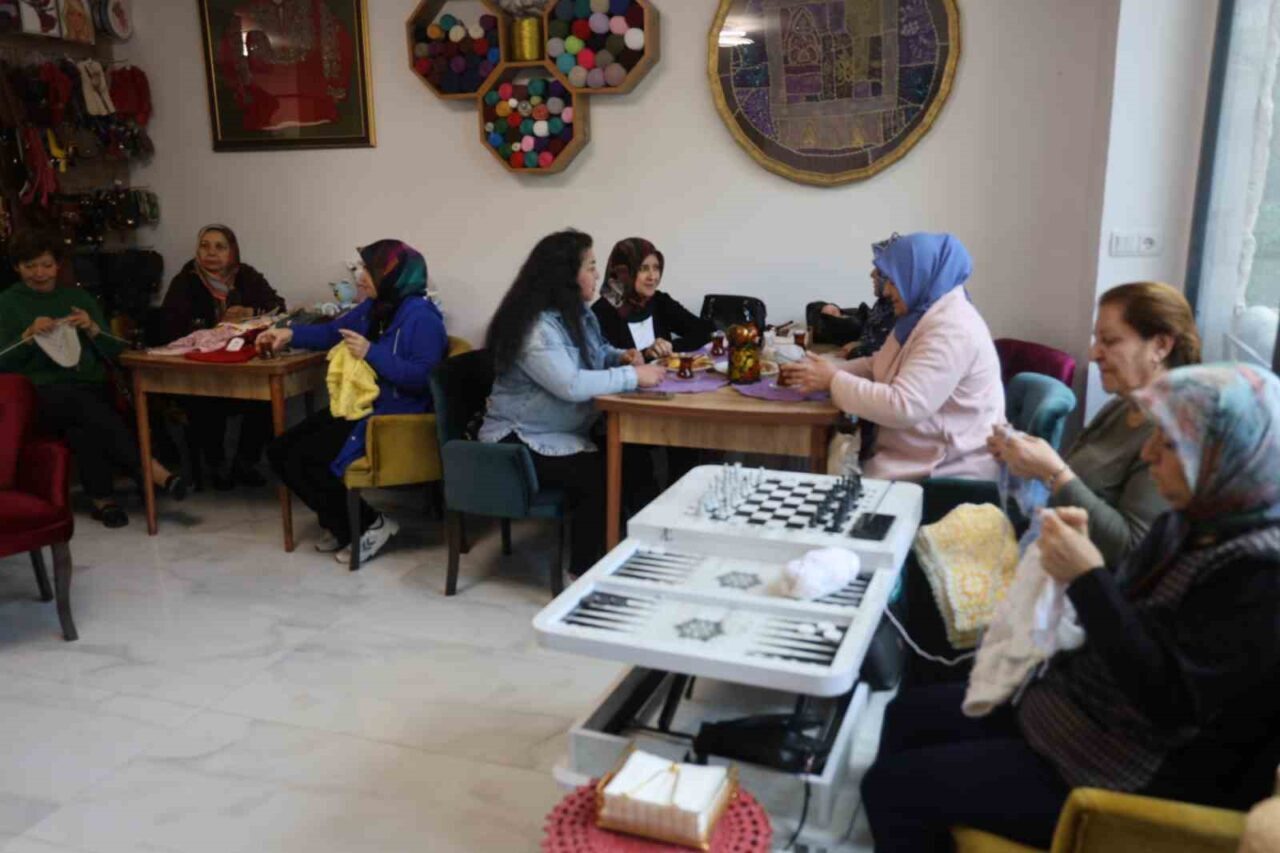 Nevşehir’de yalnızca kadınlara hizmet veren “Hobi Kafe”, sunduğu güvenli ve