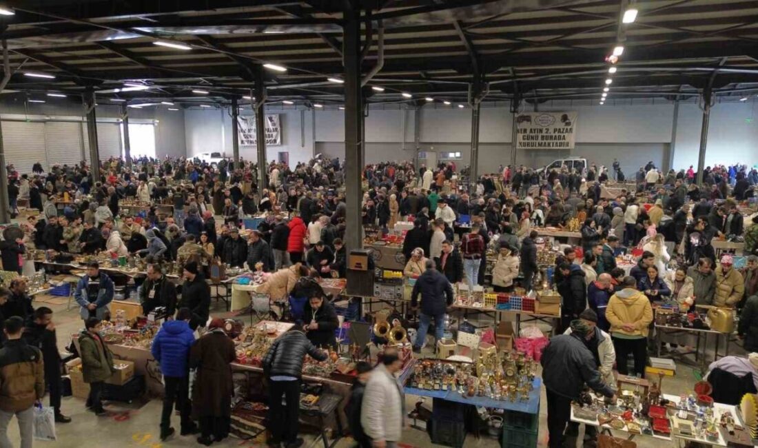 Konya’da her ay düzenli olarak kurulan antika pazarı, geçmişin izlerini