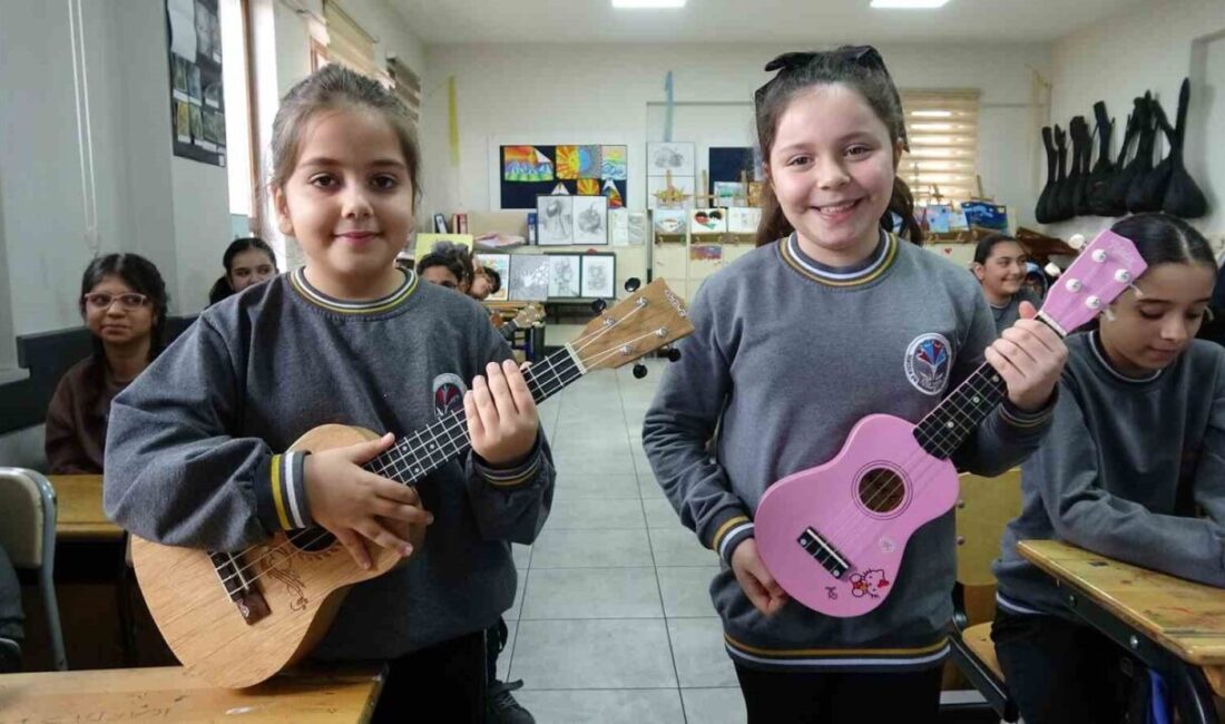 Kilis’te ortaokulda tüm öğrencilerin enstrüman çaldığı sınıf, ukulele performanslarıyla sosyal