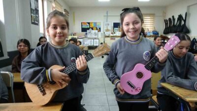 Kilis’te ortaokulda tüm öğrencilerin enstrüman çaldığı sınıf, ukulele performanslarıyla sosyal