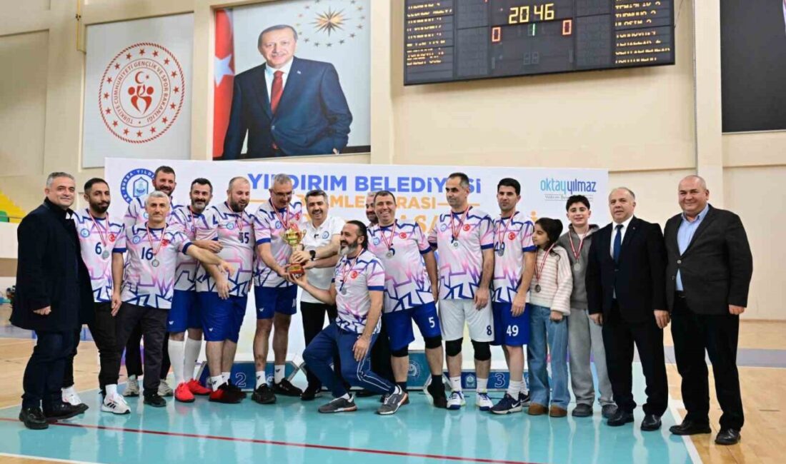Yıldırım Belediyesi çalışanları arasında düzenlenen geleneksel birimler arası voleybol turnuvası