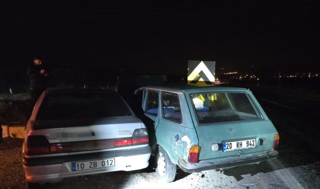 DENİZLİ (İHA) – Denizli’nin Buldan ilçesinde iki otomobilin kavşakta çarpışması