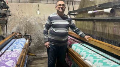 Buldan’da sayıları giderek azalan kara tezgâhlarda geleneksel havlu dokumacılığı yaşatılmaya