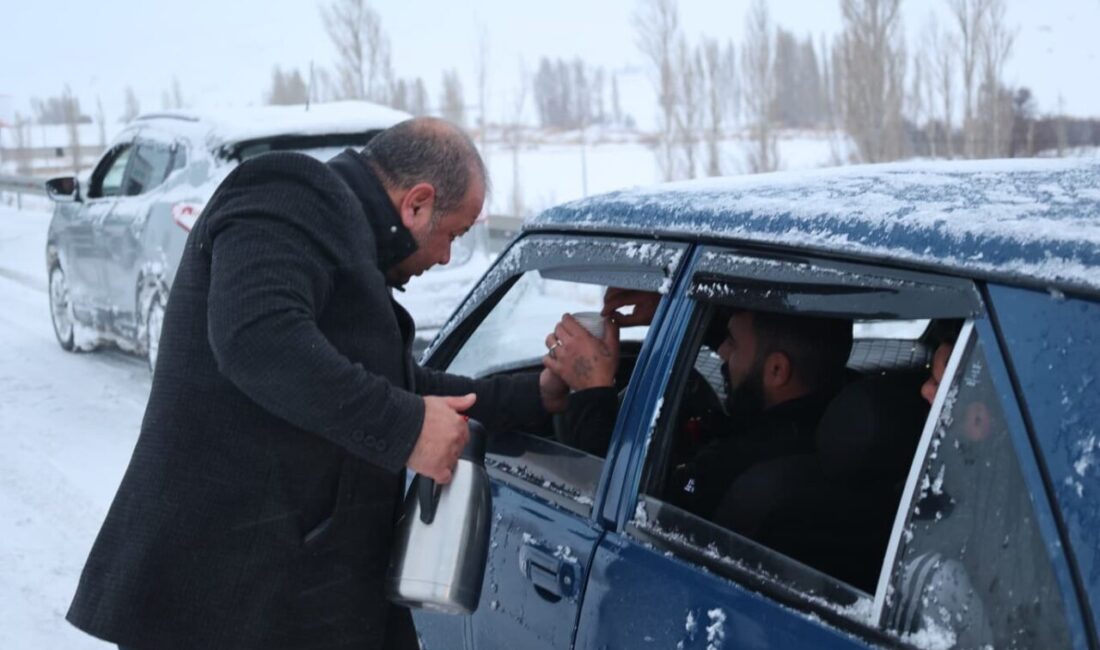 Kayseri’nin Bünyan ilçesinde etkili olan yoğun kar yağışı hayatı olumsuz