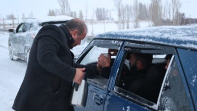 Kayseri’nin Bünyan ilçesinde etkili olan yoğun kar yağışı hayatı olumsuz