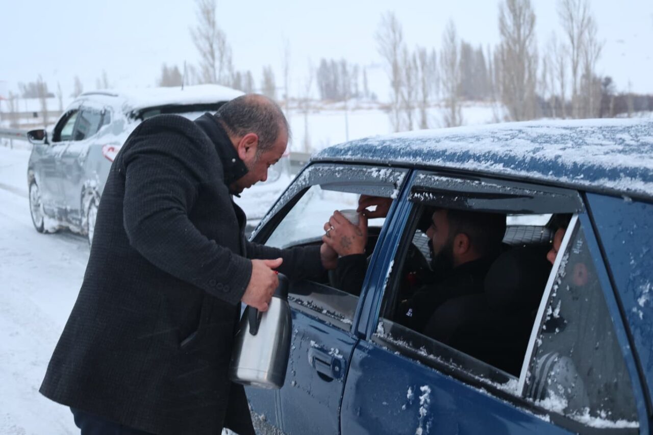 Kayseri’nin Bünyan ilçesinde etkili olan yoğun kar yağışı hayatı olumsuz