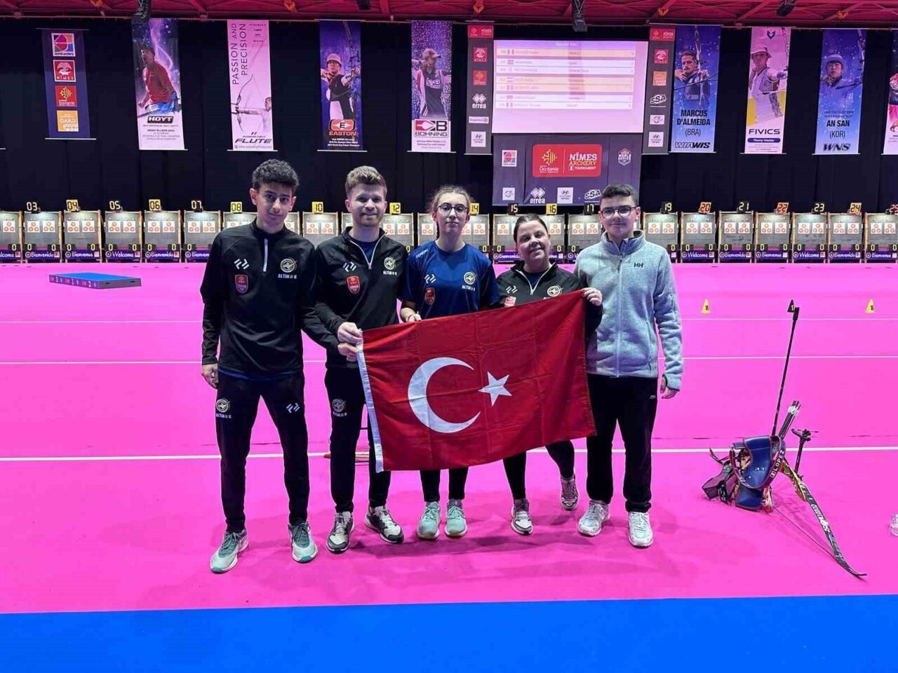 Fransa’da düzenlenen Uluslararası Nimes Archery turnuvasında U15 kategorisinde okçuluk dalında