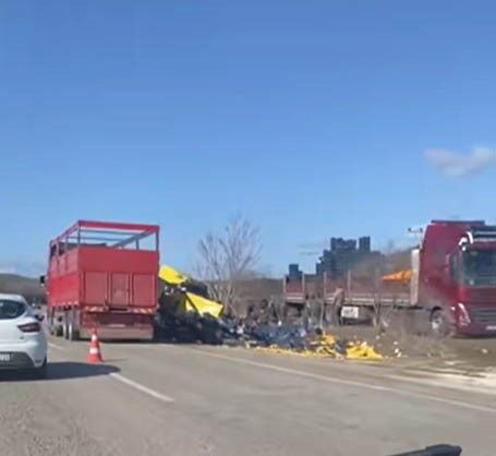 Burdur’un Çavdır ilçesinde limon yüklü tırın şarampole devrilmesi sonucu meydana
