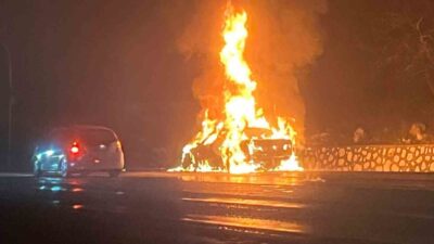 Burdur’un Bucak ilçesine seyir halindeki otomobil alev alev yandı. Yangında