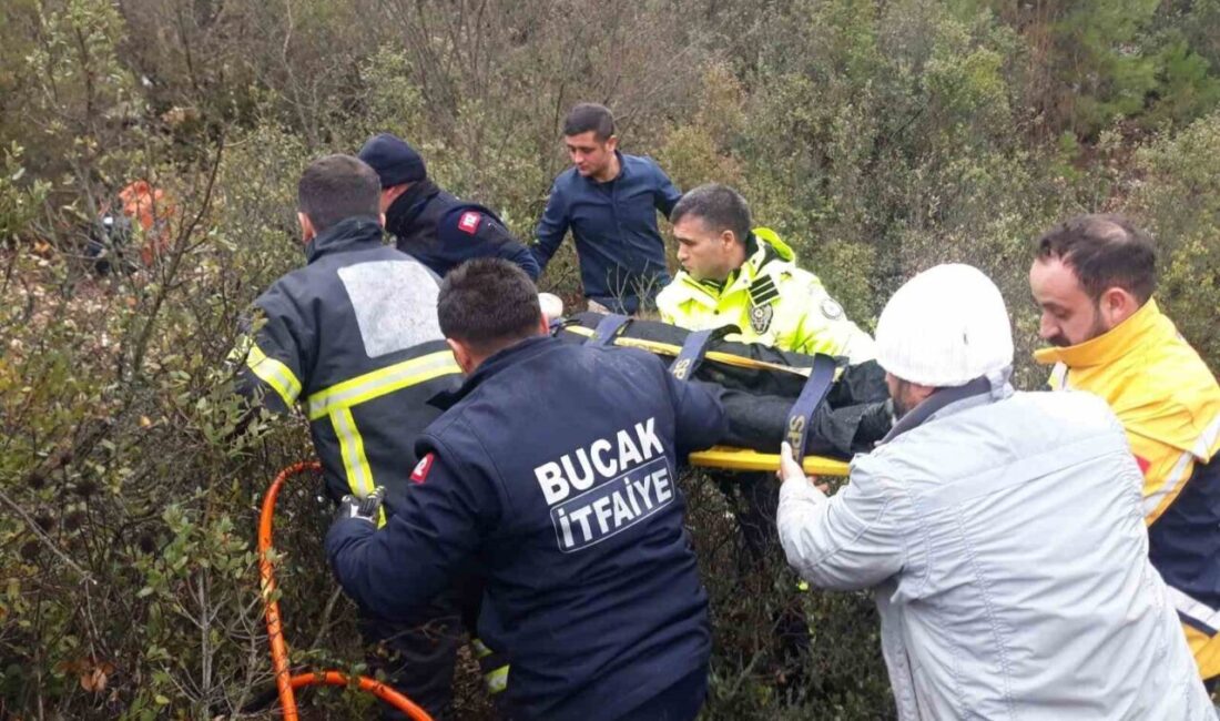 Burdur’un Bucak ilçesinde, direksiyon hakimiyetinin kaybedilmesi sonucu otomobilin uçuruma düştüğü