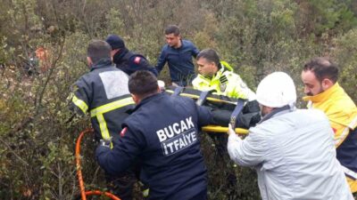 Burdur’un Bucak ilçesinde, direksiyon hakimiyetinin kaybedilmesi sonucu otomobilin uçuruma düştüğü