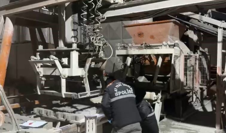 Burdur’da kilit parke üretim tesisinde bir işçi pres makinesine sıkışarak