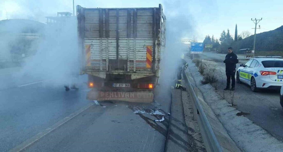 Burdur’un Bucak ilçesinde seyir halindeyken kamyonetin lastiğinde çıkan yangın itfaiye