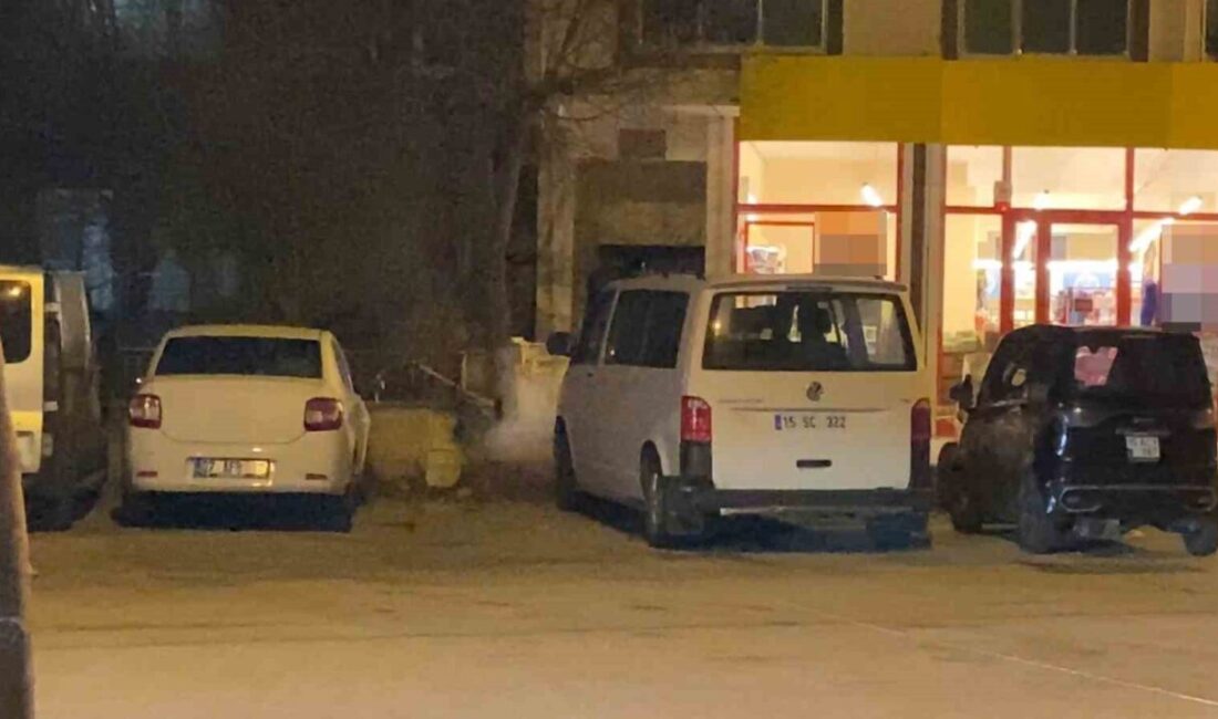 Burdur’da cadde üzerinde bırakılan şüpheli çanta, polis ekiplerince fünyeyle patlatıldı.