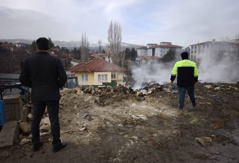 Burdur’un Yeşilova ilçesinde evde çıkan yangın uzun uğraşlar sonucu söndürülürken,