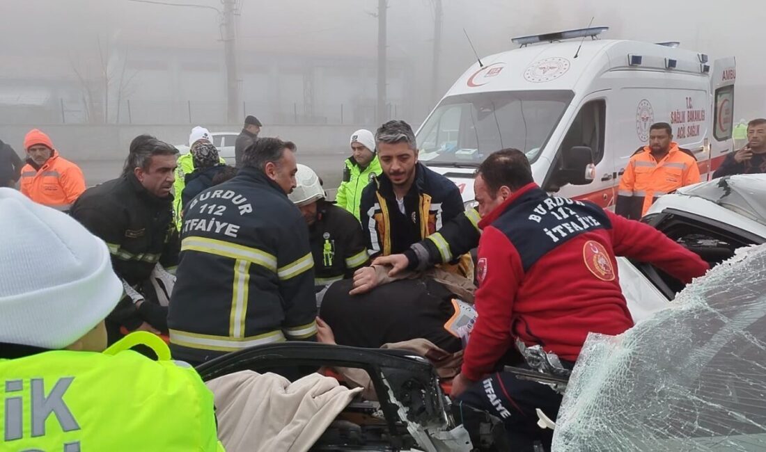Burdur’da yoğun sisten dolayı 4 aracın karıştığı zincirleme trafik kazasında