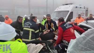 Burdur’da yoğun sisten dolayı 4 aracın karıştığı zincirleme trafik kazasında