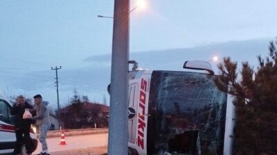 Burdur’un Çavdır ilçesinde yolcu otobüsünün devrilmesi sonucu 12 kişi yaralandı.
