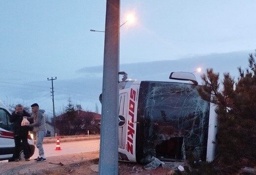 Burdur’un Çavdır ilçesinde yolcu otobüsünün devrilmesi sonucu 12 kişi yaralandı.