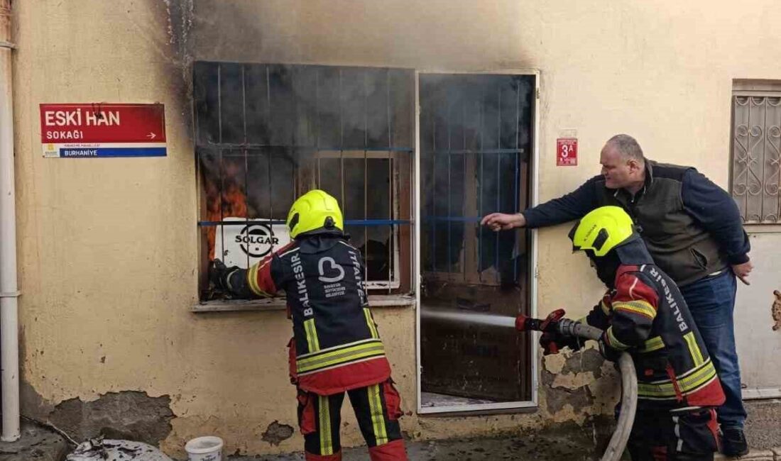 Burhaniye ilçesinde, baharatçı dükkanında çıkan yangını itfaiye söndürdü. Yangın, Mahkeme
