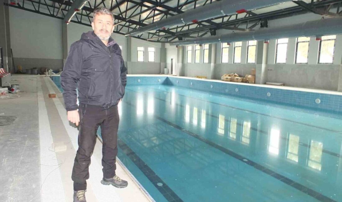 Burhaniye ilçesinde, Atatürk Spor Salonunun bahçesinde yapımı devam eden yarı