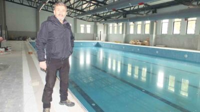 Burhaniye ilçesinde, Atatürk Spor Salonunun bahçesinde yapımı devam eden yarı