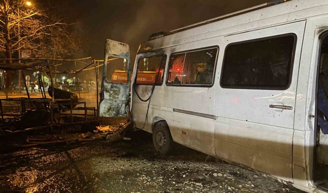 Bursa’nın Osmangazi ilçesinde bir barakada çıkan yangın, yanında bulunan minibüse
