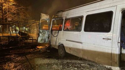 Bursa’nın Osmangazi ilçesinde bir barakada çıkan yangın, yanında bulunan minibüse