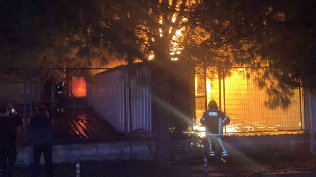 Bursa Minareliçavuş OSB’de kimyasal kaplama fabrikasında yangın çıktı. Olay yerine