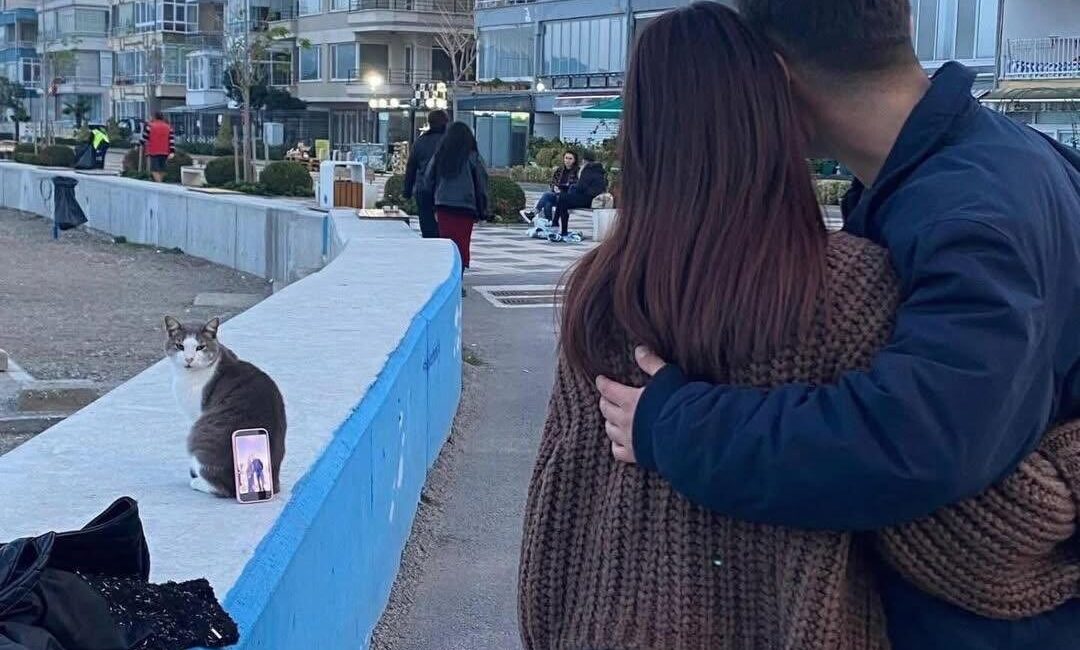 Bursa’nın Mudanya ilçesinde sahilde fotoğraf çektirmek isteyen bir çift, çevrede