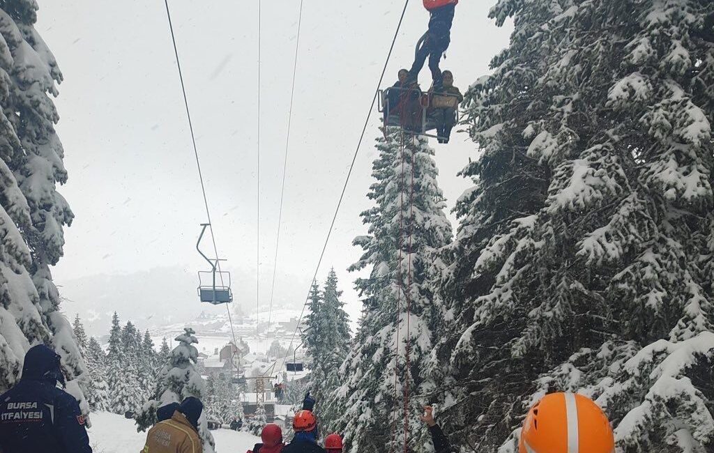 İçişleri Bakanı Ali Yerlikaya Bursa Uludağ’da telesiyej arızası nedeniyle mahsur