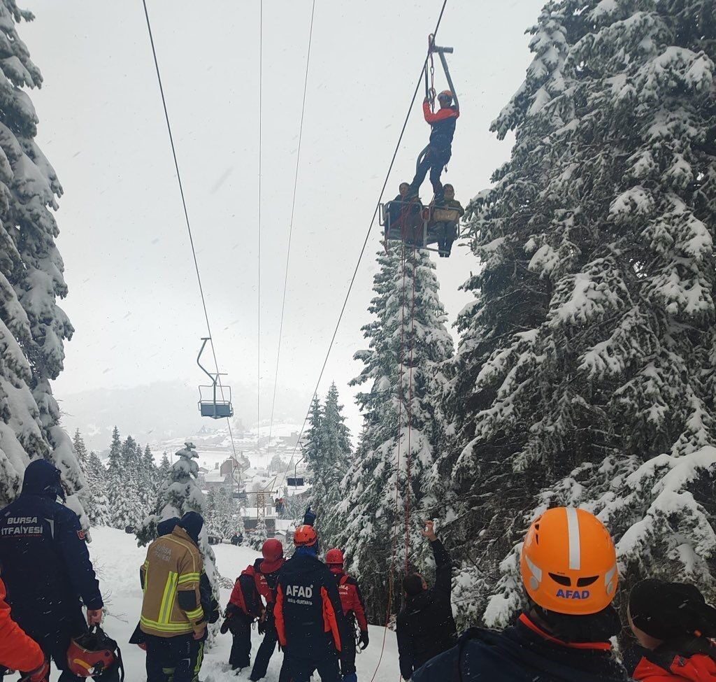 İçişleri Bakanı Ali Yerlikaya Bursa Uludağ’da telesiyej arızası nedeniyle mahsur