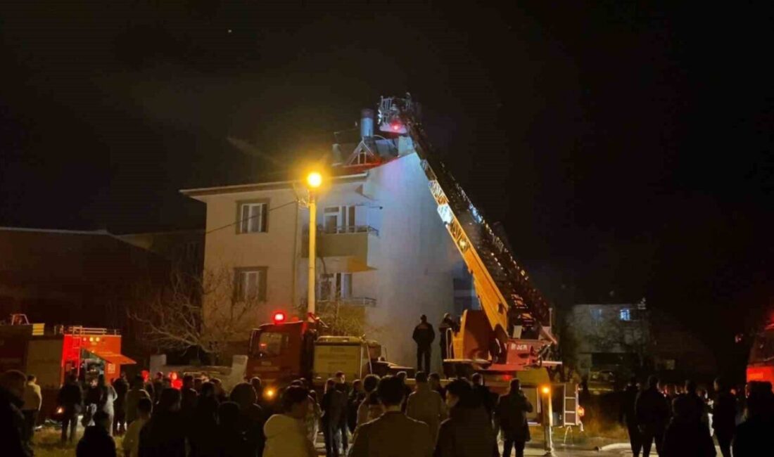 Bursa’nın İnegöl ilçesinde 3 katlı binanın çatısında çıkan yangın itfaiye