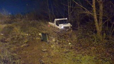 Bursa’da gece saatlerinde meydana gelen trafik kazasında, kontrolden çıkan bir
