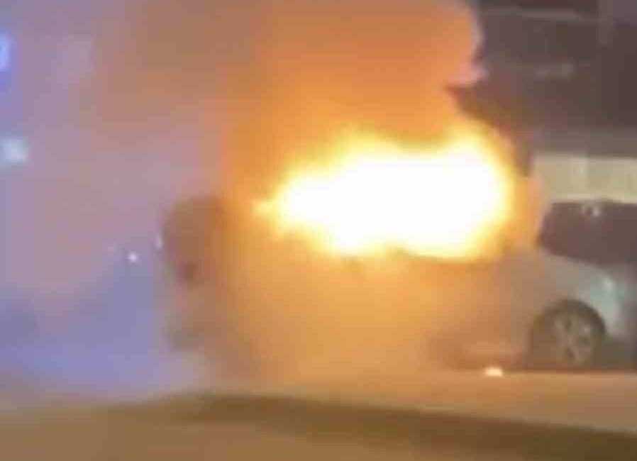 Bursa’nın Osmangazi ilçesine bağlı Soğanlı Mahallesi’nde akşam saatlerinde park halindeki