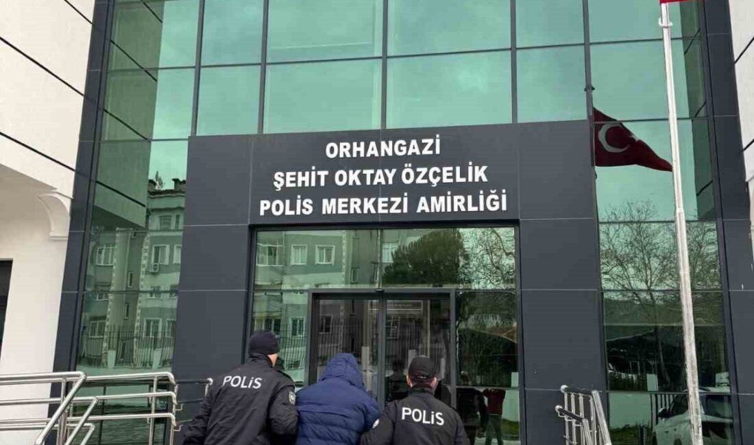 Bursa’nın Orhangazi ilçesinde aranan şahıslara yönelik polis ekiplerince düzenlenen operasyonlarda,