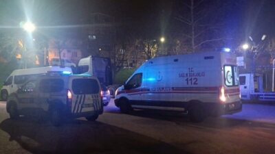 Bursa’da çıkan bıçaklı kavgada 2 kişi sırtından yaralandı. Olay, saat